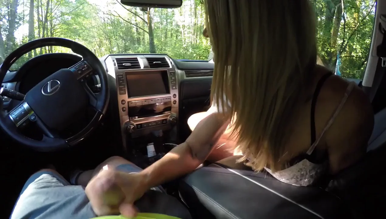 Hot Babe Finishes Dude Off in Car 🚗💦