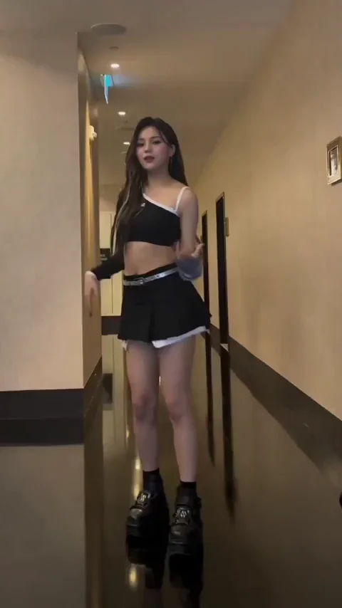 Umji's Slutty Hallway Tease: Viviz Kpop Ass Bounce