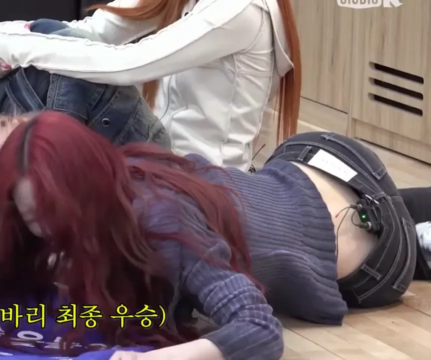 🔥 ITZY Yuna's Slutty Low-Rise Jean Ass Tease 🍑💦