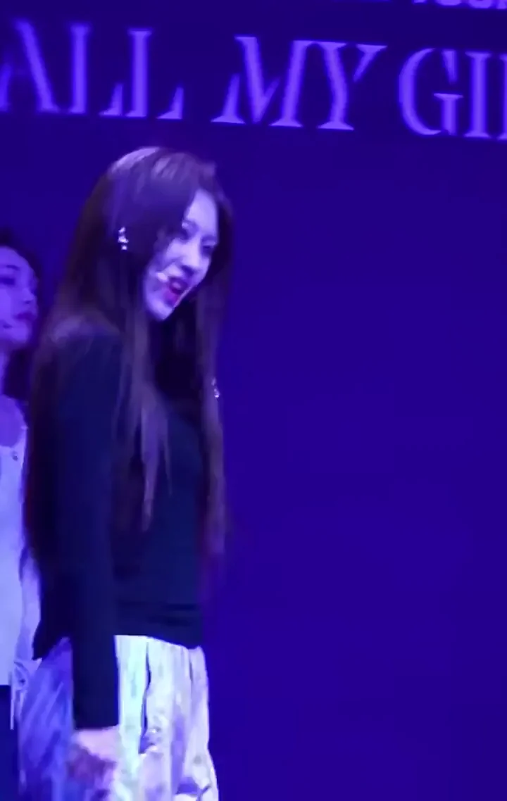 🔥 Sihyeon from Everglow Teasing in Tight Black Top & Skirt 💦