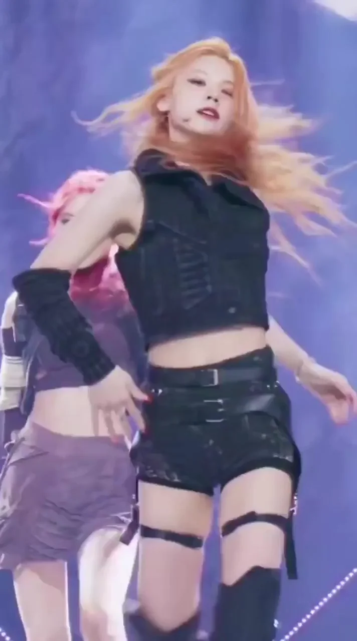 🔥 ITZY Yeji's Slutty Stage Tease in Tiny Leather Shorts 💦