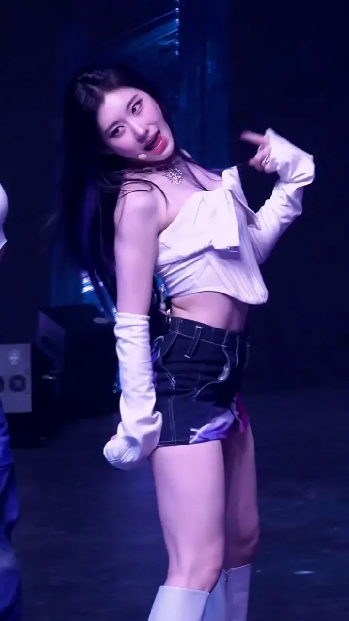 ITZY Chaeryeong Kpop Dance Tease Fap Fuel
