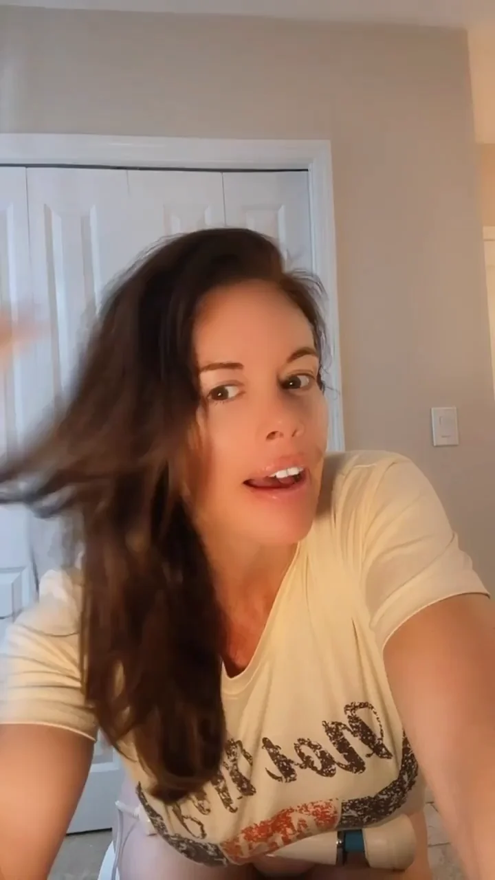 Hot 40yo Mom of 2 Teases: Am I Your Slutty MILF?