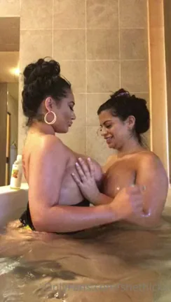 Thicka Aaliyah Craves Threesome 💦👩‍❤️‍💋‍👩🛁