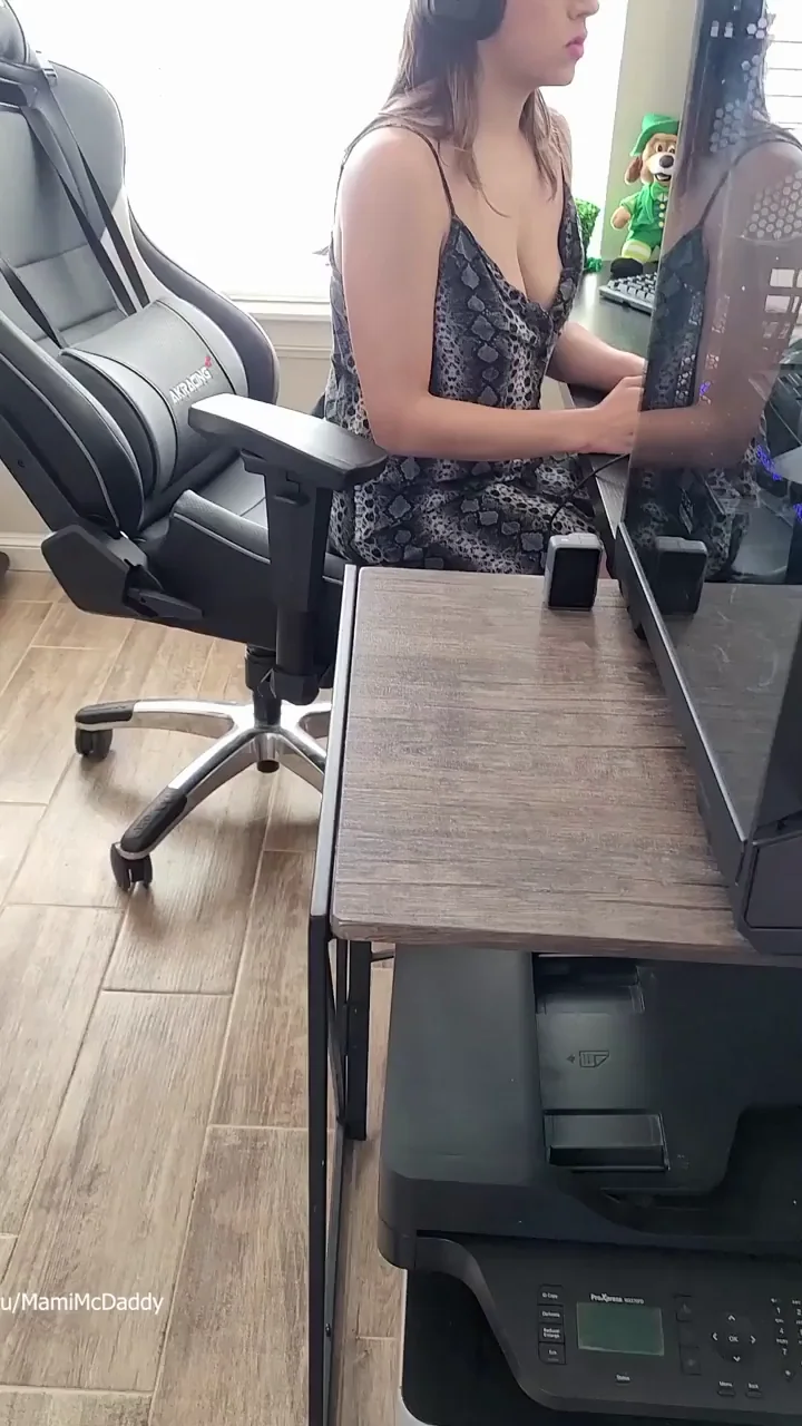 Gamer Girl's Freeuse Skull-Fuck Gaming Closer