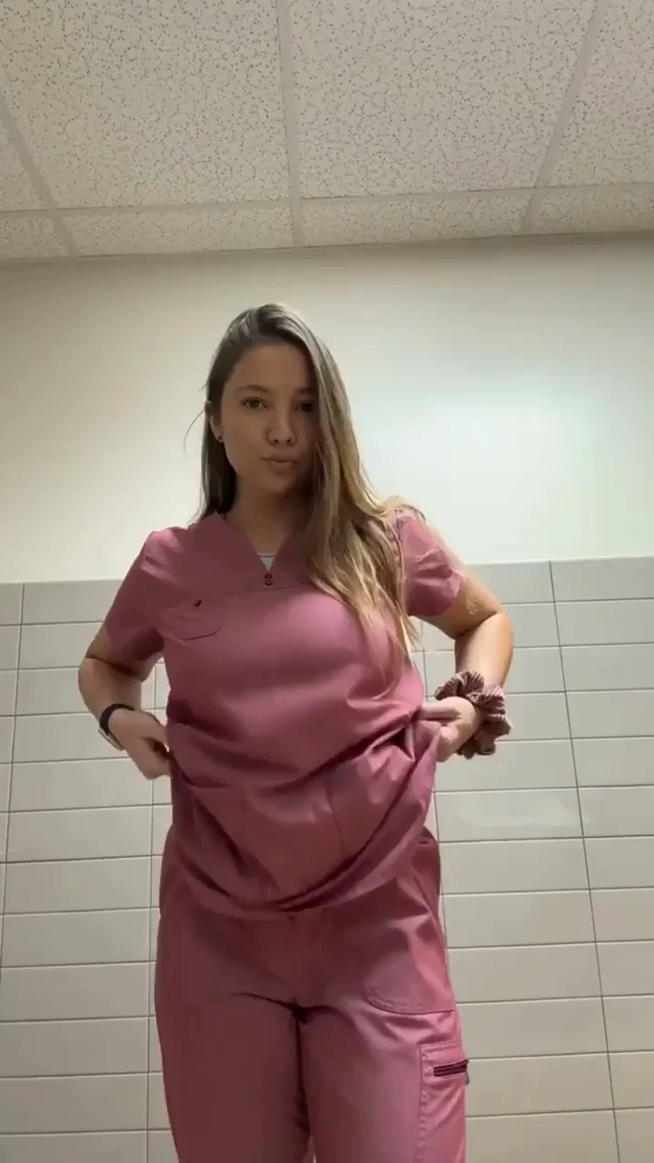 Dropping my nurse tits out at work like a real fuckdoll 👆©"âš•ï¸🥵