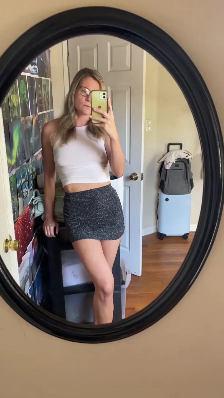 Quickie Creampie Before Flight: Slutty Mirror Tease with Cum-Filled Pussy Sendoff