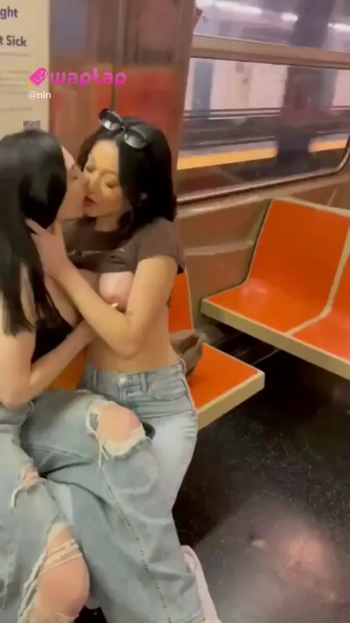 🔥 Hot Lesbo Chicks Kissing Wild on the Subway 😘💋