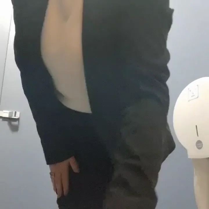 47yo Work Slut's Cheeky Toilet Ass Tease 😈🍑💦