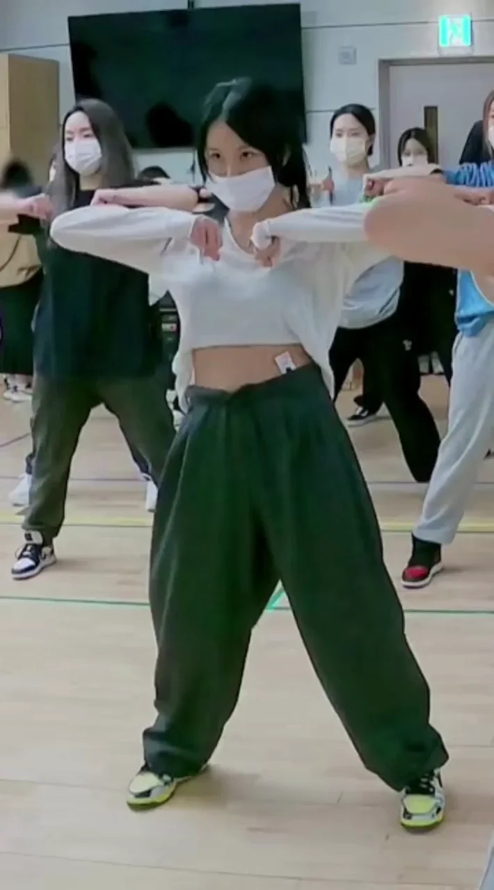 🔥 TWICE Chaeyoung Dance Tease in Tight Crop Top & Baggy Pants 💦