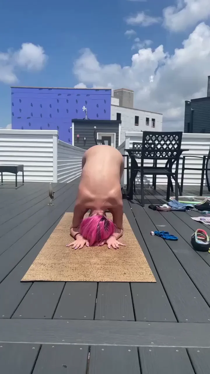 Naked Yoga Slut Hopes Neighbors Don't Peek at Her Spread Pussy 🍑☀️ [GIF]