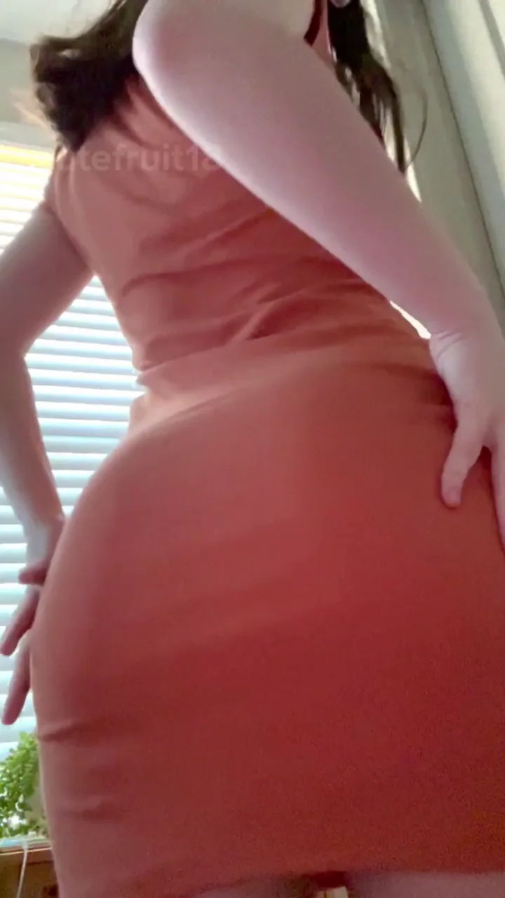 this is the kind of dress that's meant to be worn without panties