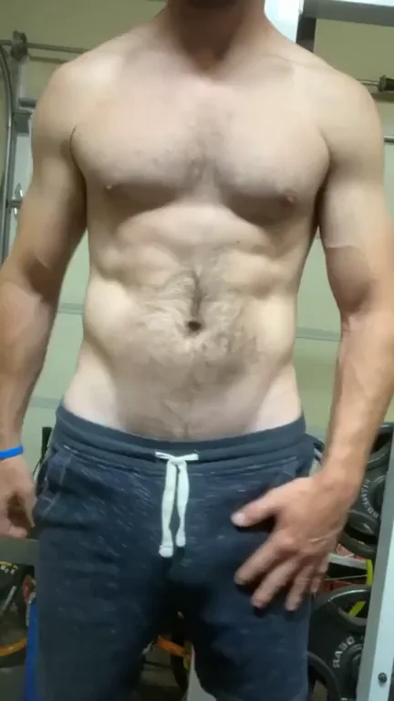 Distractions Everywhere 😈💦 [44m Gym Hunk]