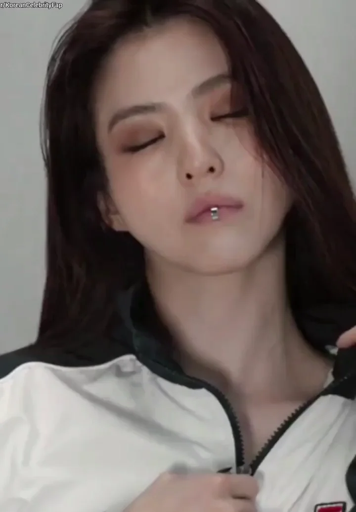 🔥 Han So Hee Teasing in Tight Jeans & Lip Bite 😈