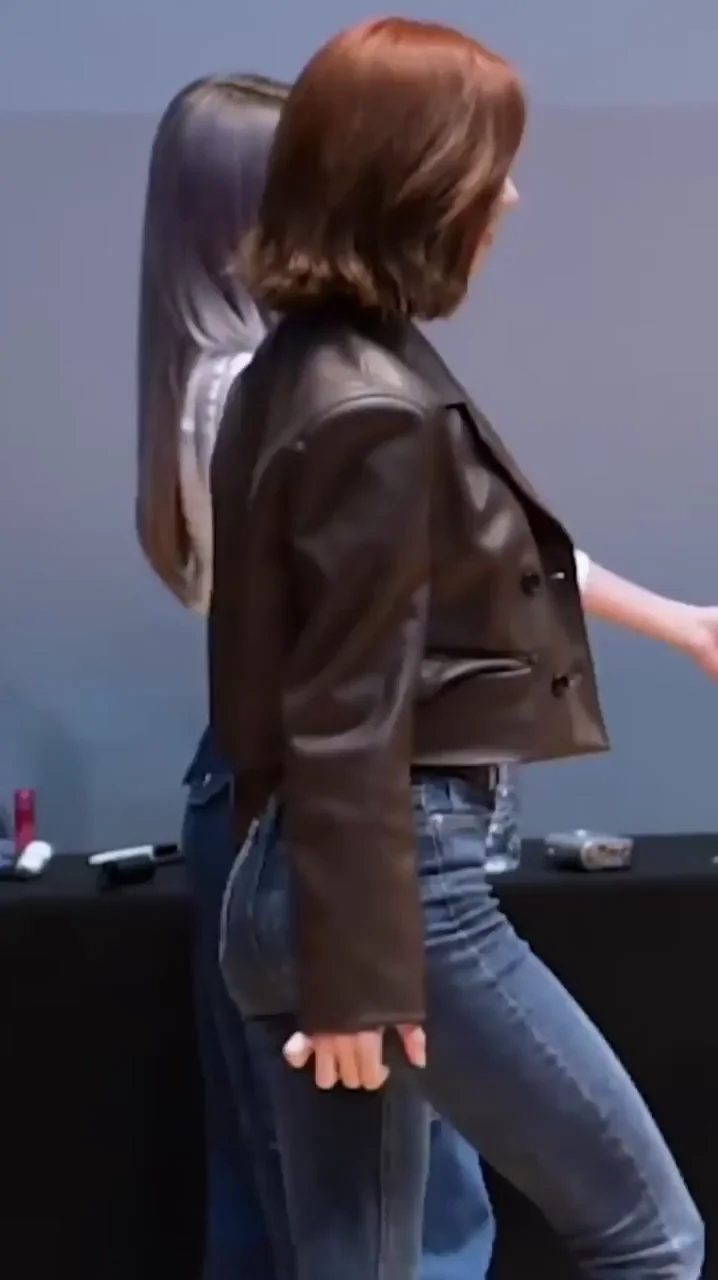 Yoohyeon Dreamcatcher Ass Tease in Tight Jeans