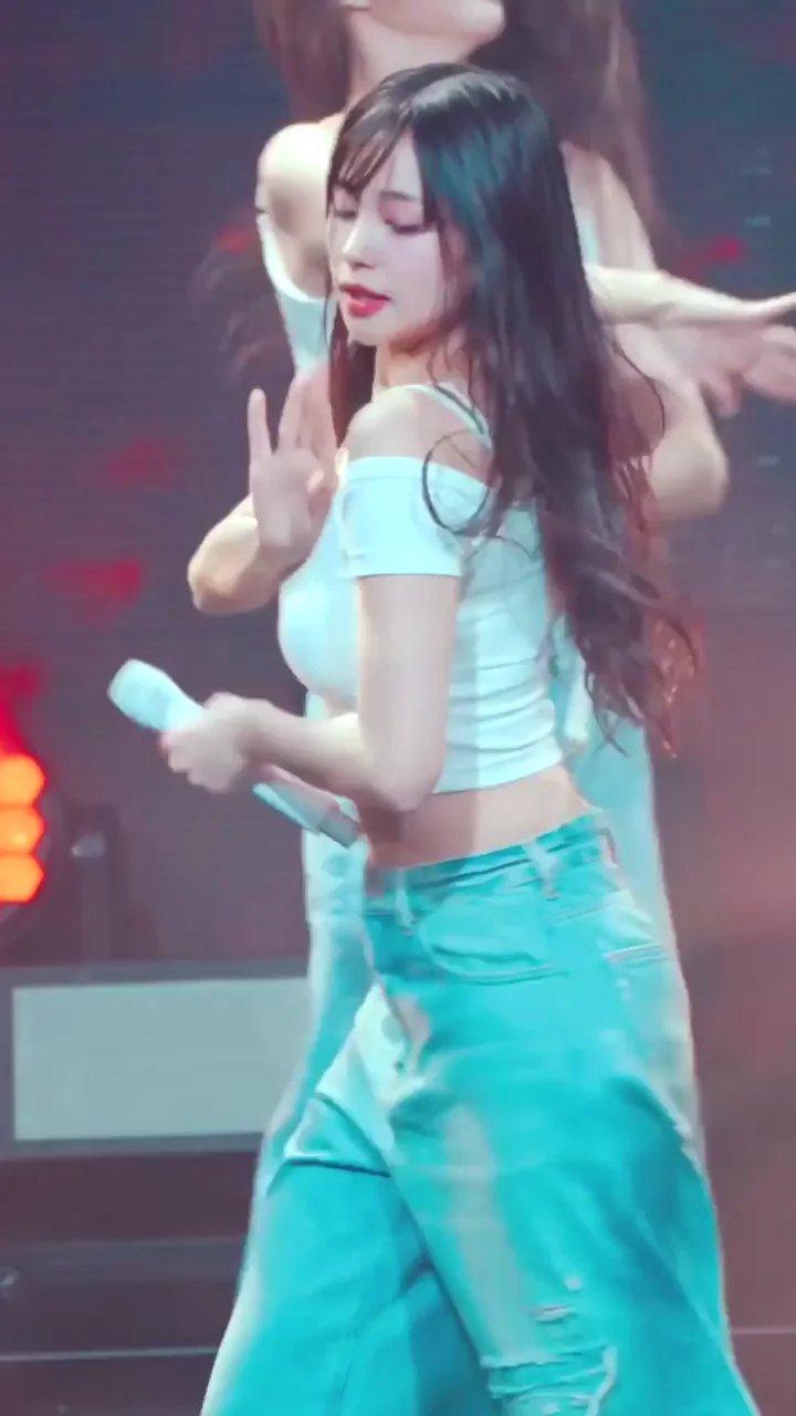 🔥 Jihan from Weeekly Teasing in Tight White Crop Top & Ripped Jeans 💦