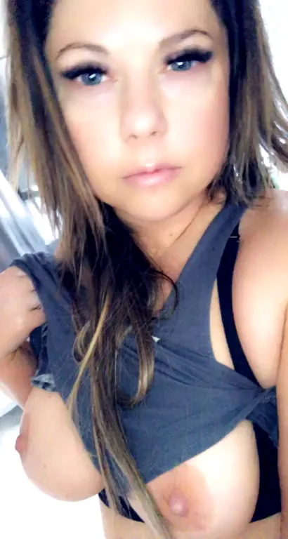 Gym Slut's Juicy Tits Revealed Under Workout Gear 😈💦