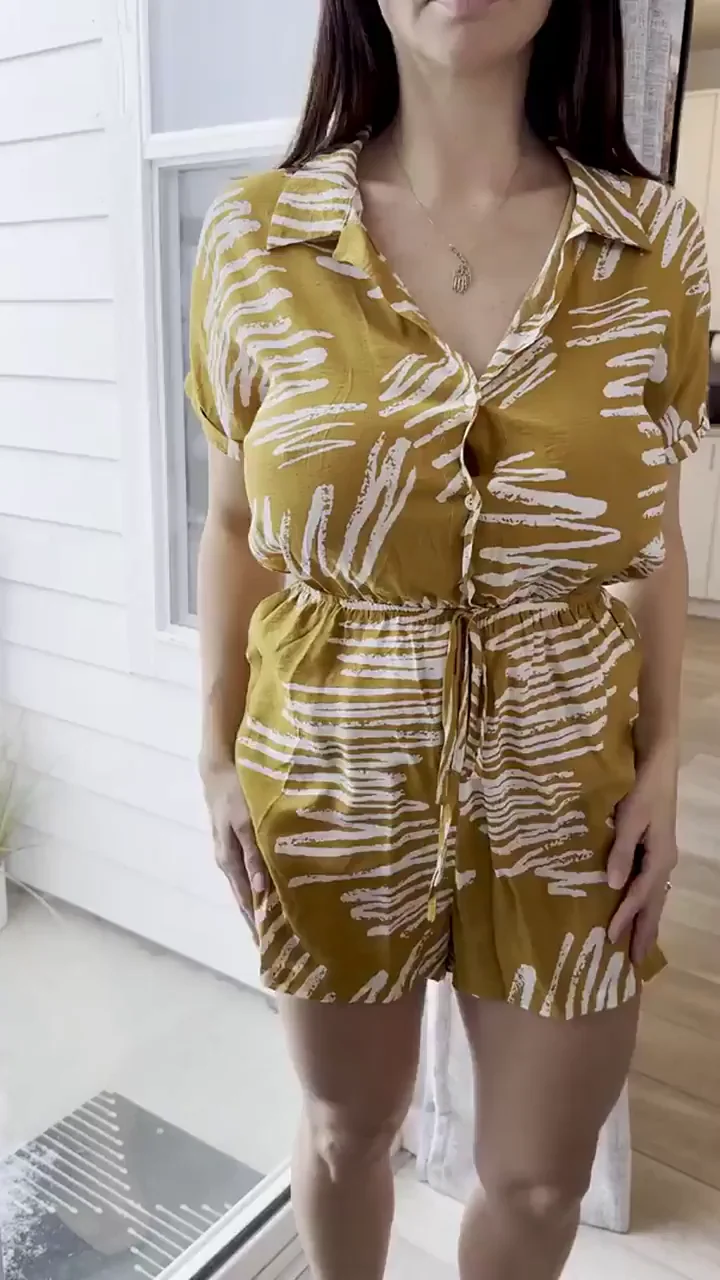 Sneaky MILF Teases Massive Tits Stealthily in the Hood