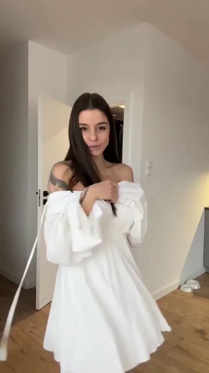 I think that there should be no underwear under such a dress