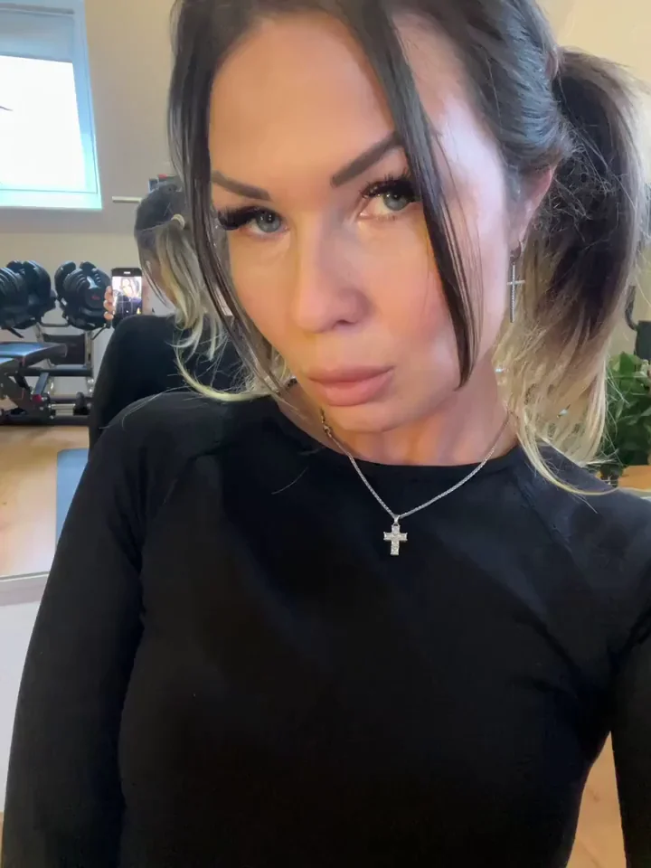 Post-Gym MILF Ass Tease 🍑💦