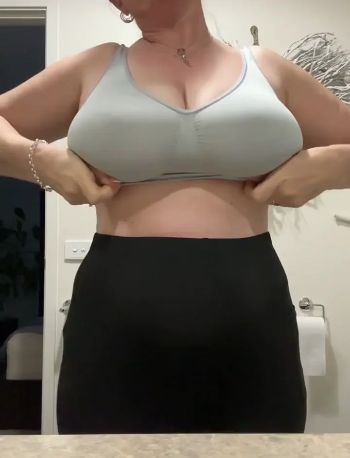 Wanna brighten your day up by dropping my tits for you lovelies