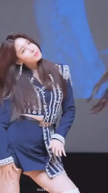 EVERGLOW Sihyeon: Slutty Stage Tease in Thigh-High Hottie Fit