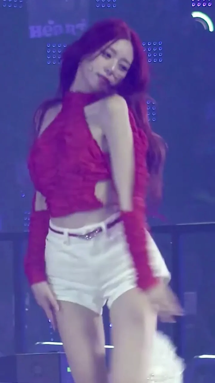 🔥 ITZY Yuna's Slutty Red Stage Tease 🍑💦
