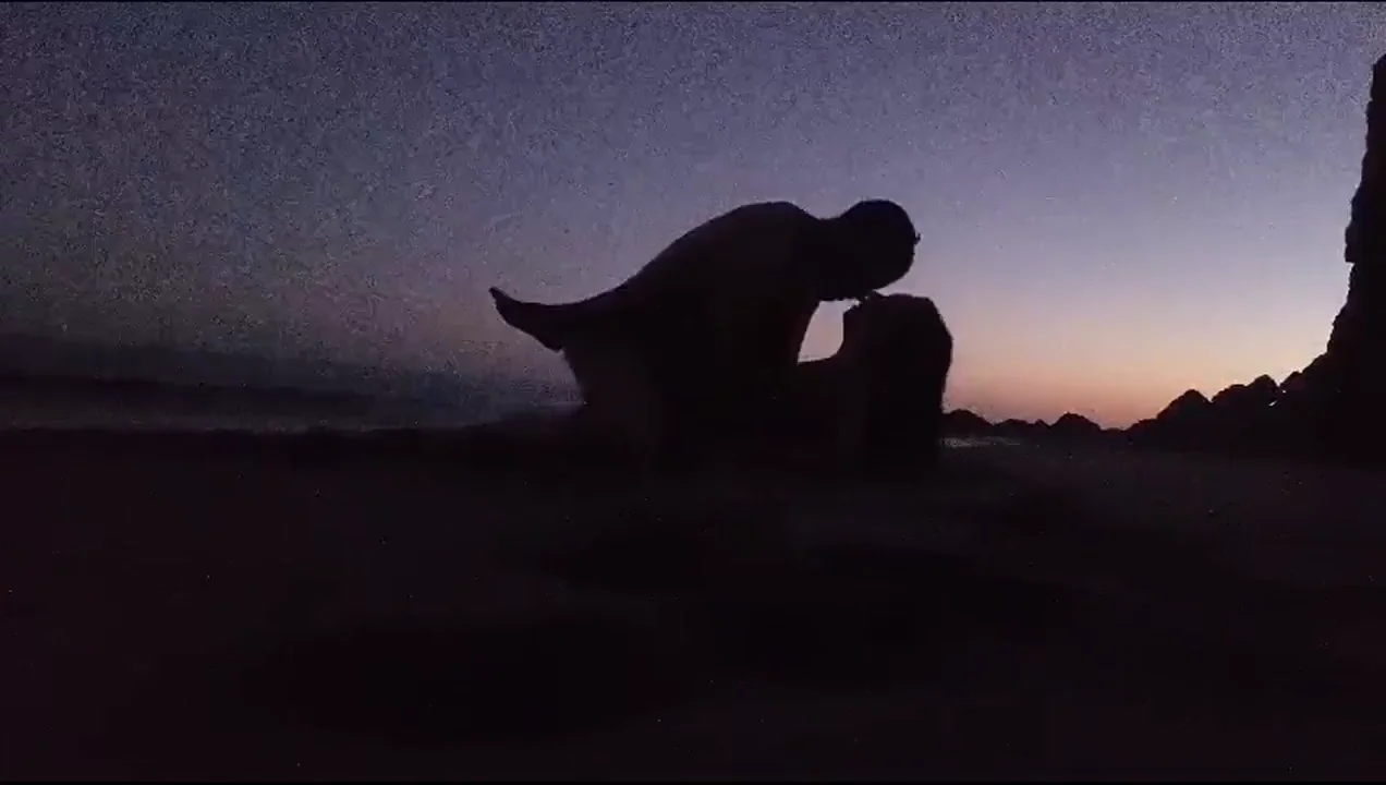 AsÃ­ es como se disfruta de un atardecer en la orilla de la playa