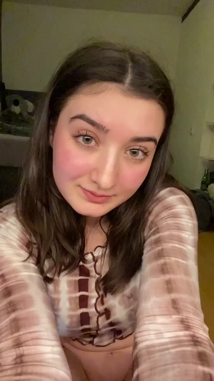 GF, ONS or Wife? Cute Teen Tease 😘🔥