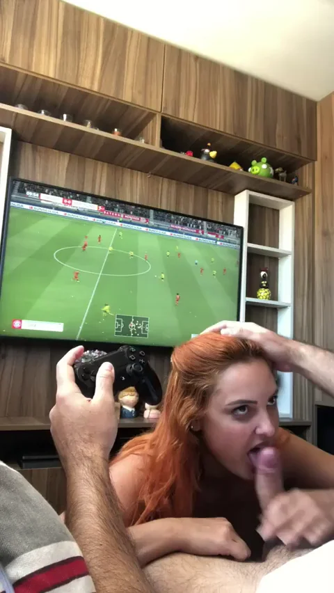 Gamer Girl's Sloppy BJ Breaks His FIFA Focus 😈🎮🍆