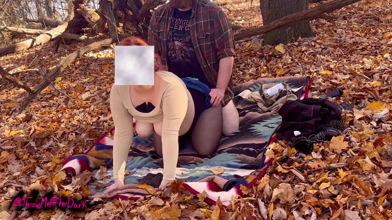 Trailside Tease: Thick Amateur Slut Spreads for Outdoor Pounding