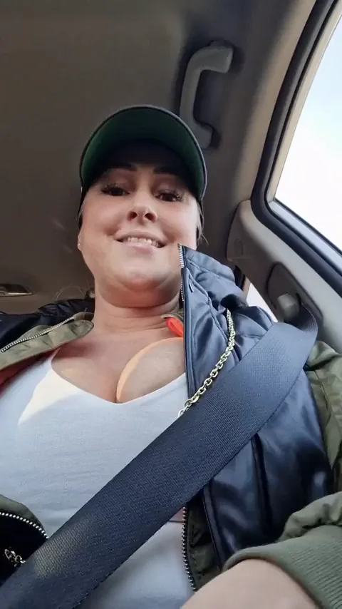I like to be seen showing my tits outside