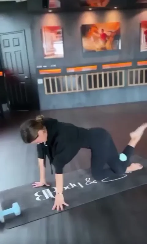 Brooke Burke's Juicy Celeb Ass in Yoga Flex 🔥🍑