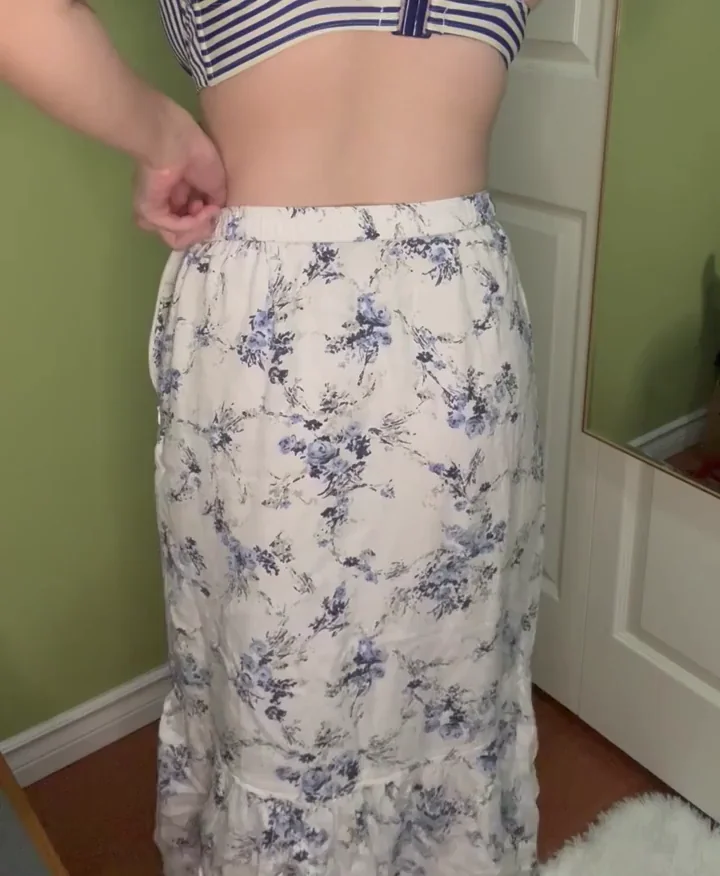 PAWG Asian Babe's Pants-Dropping Skirt Tease 🍑🔥