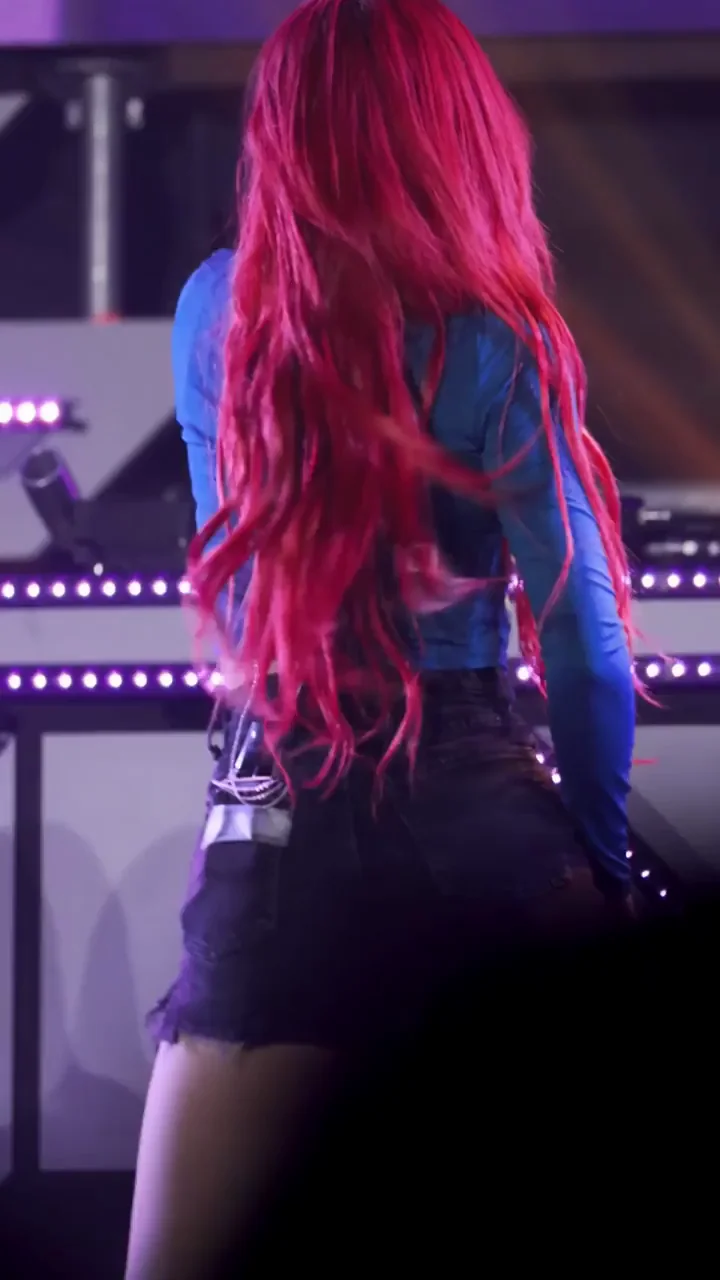 🔥 H1-KEY Hwiseo Red-Haired Ass Tease on Stage 🍑💦