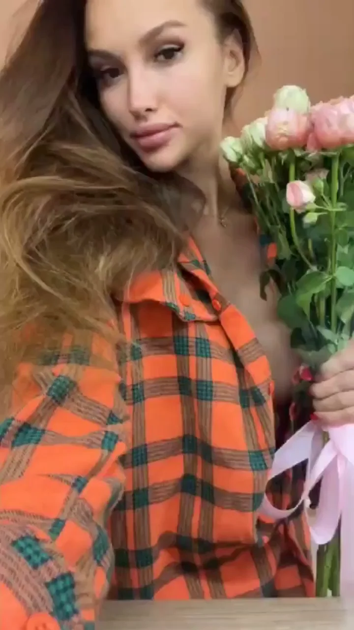 Downblouse Tease with Roses for Your Hard Cock 😍🌹💦