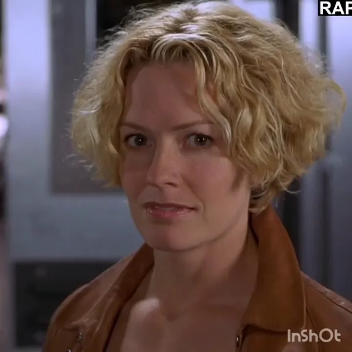 Elizabeth Shue's Steamy Hollow Man Nude Tease 😈🍑
