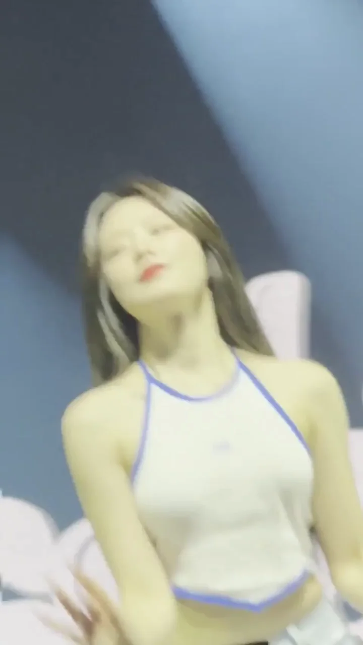 🔥 Shuhua (G)I-DLE Teasing in Tight Crop Top & Jeans 💦