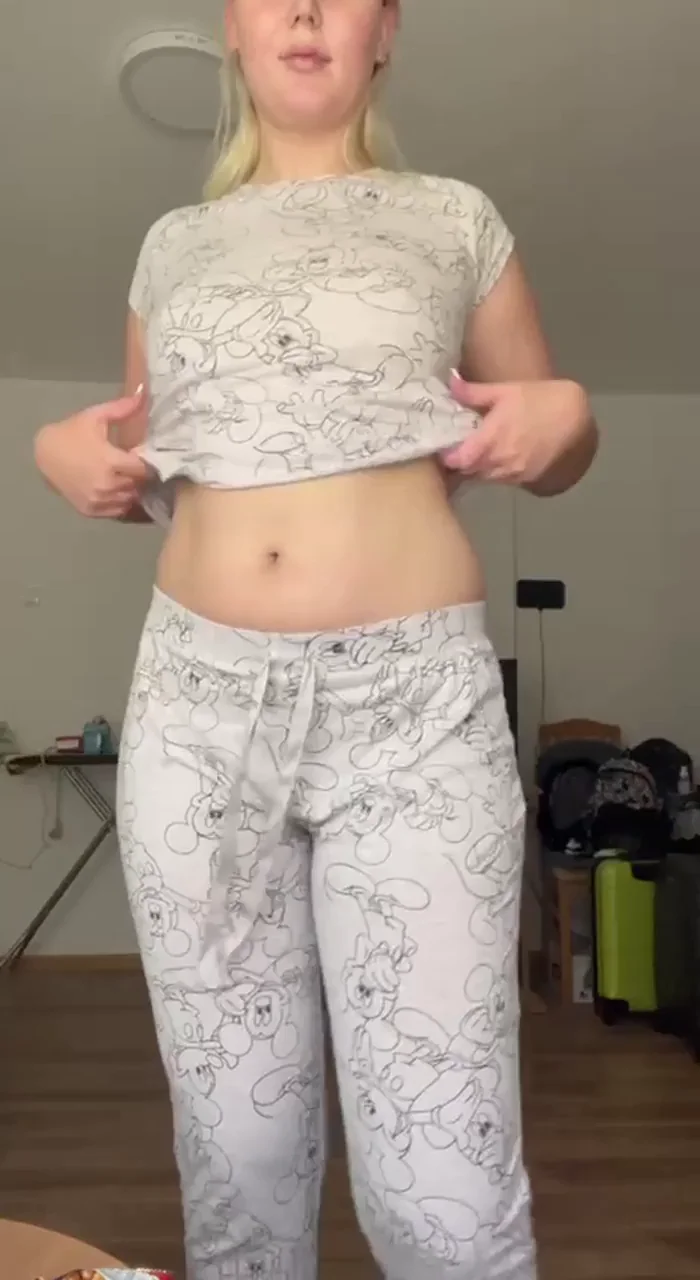 Small titts are so fun to play with :)