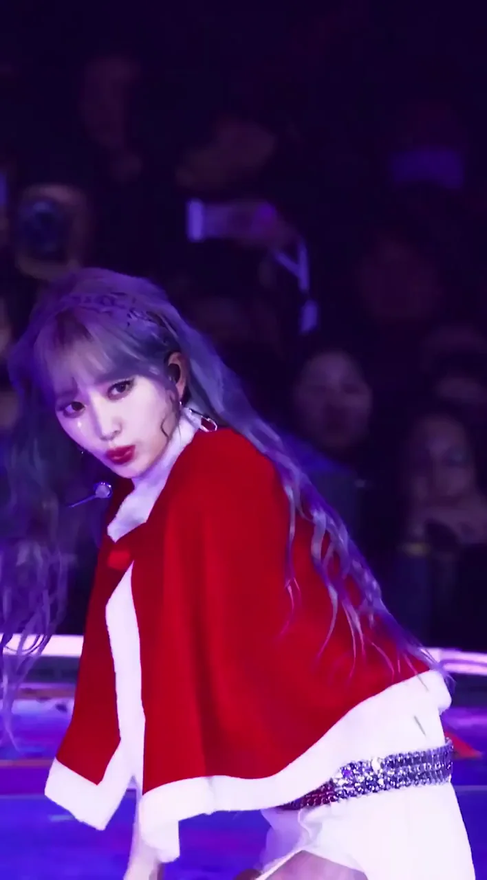 Sakura from LE SSERAFIM Teases in Sexy Santa Outfit 🎅🔥