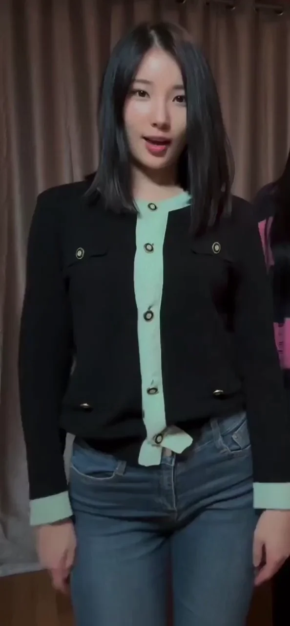 🔥 Sohee's Teasing Kpop Slut Pose in Tight Jeans 😍🍑