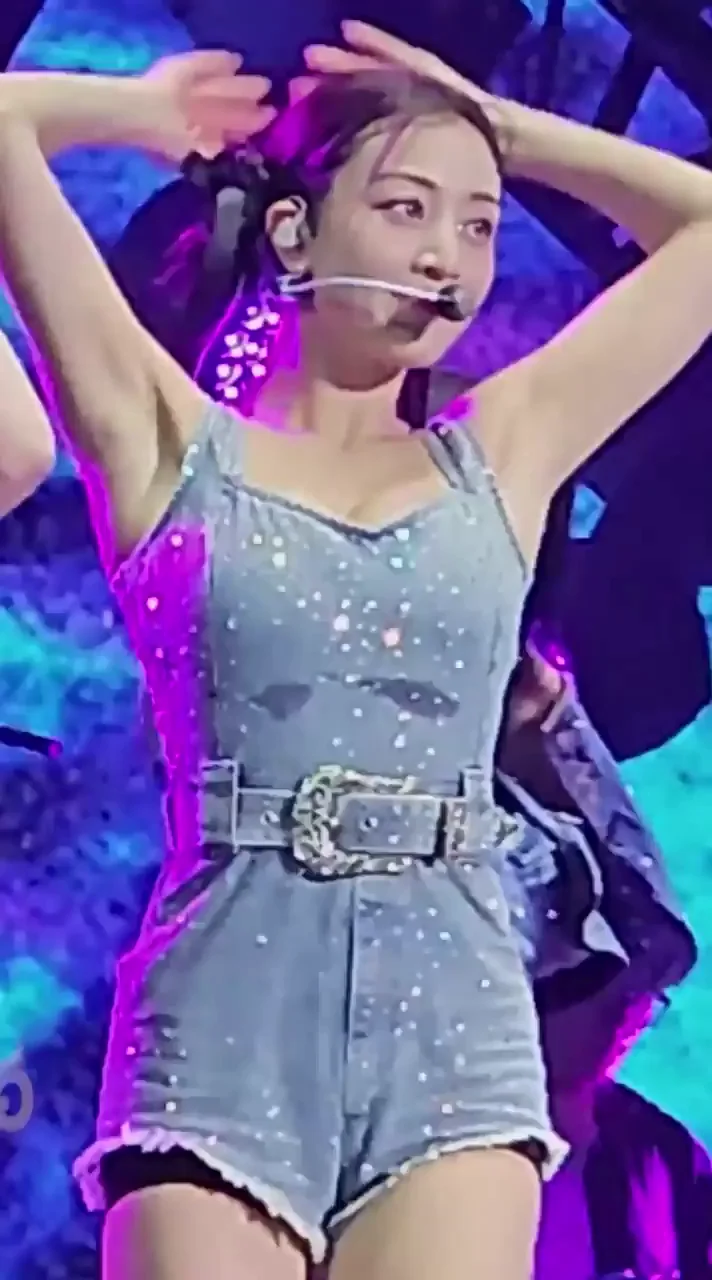 TWICE - Jihyo ft. Tzuyu