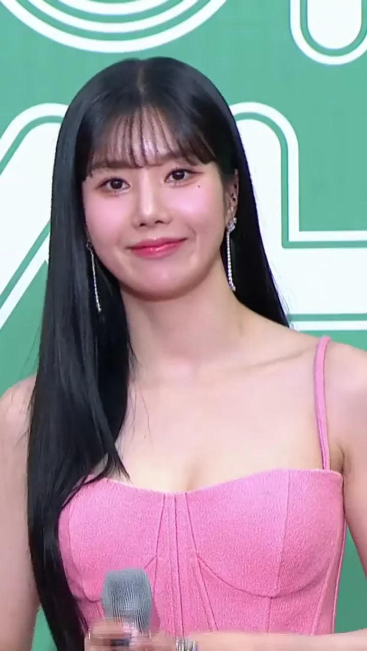 Kwon Eunbi's Pink Corset Tits Tease 😍🔥