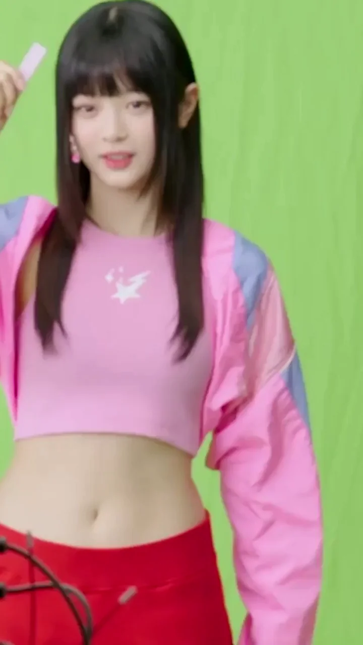Hanni's NewJeans Tease: Bangin' Crop Top & Tight Red Leggings