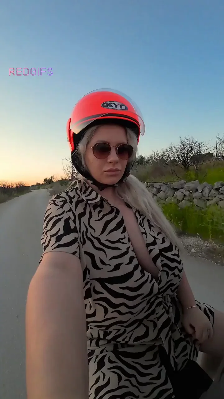 I love riding. 😈 If you would like to see the rest of the video, check my premium pages. And don't miss my Summer Sale. 🤑