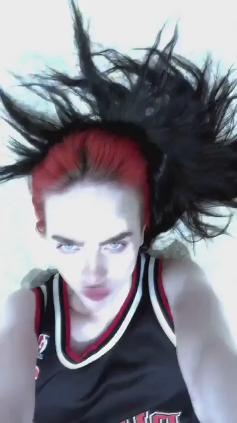 Billie Eilish Lookalike's Dick Nearly Slips Out 😈🍆💦