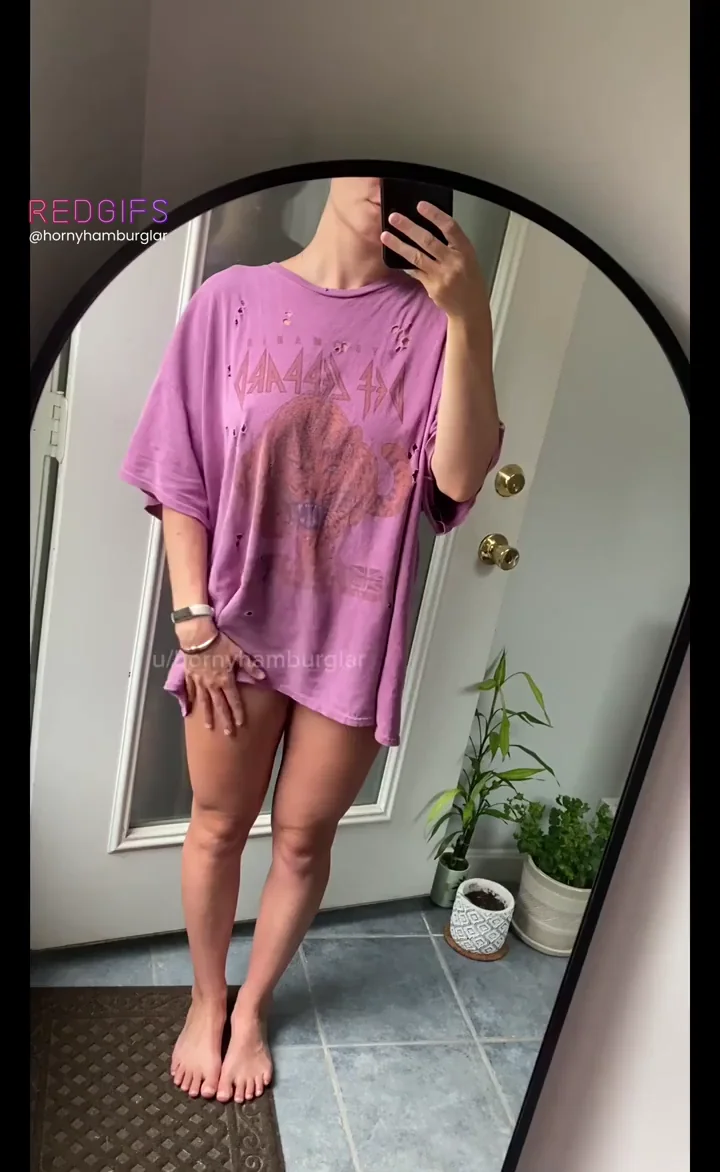 What’s hiding under my big tee 😉☺️