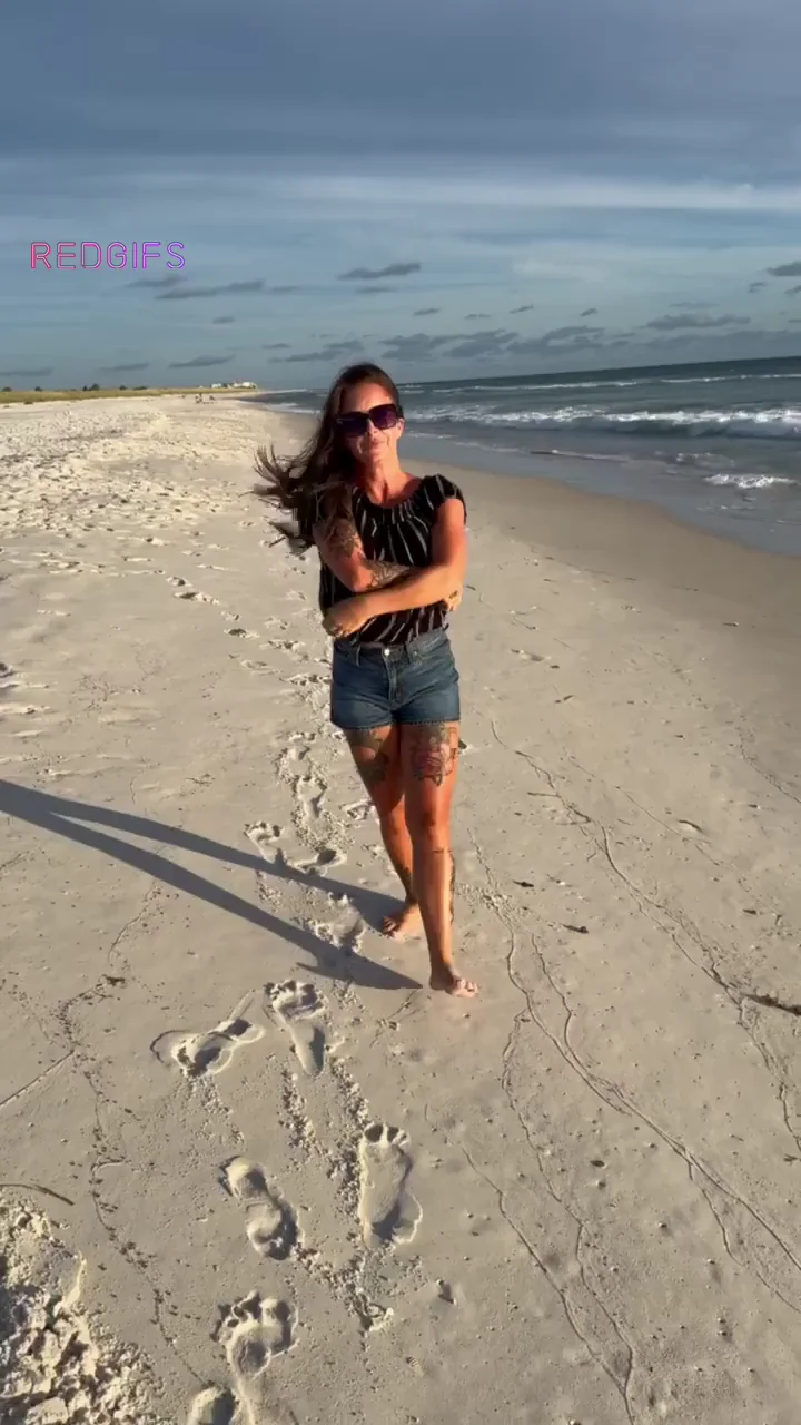 Beach Slut Flaunts Her Hot Bod on Vacation 🏖️😈