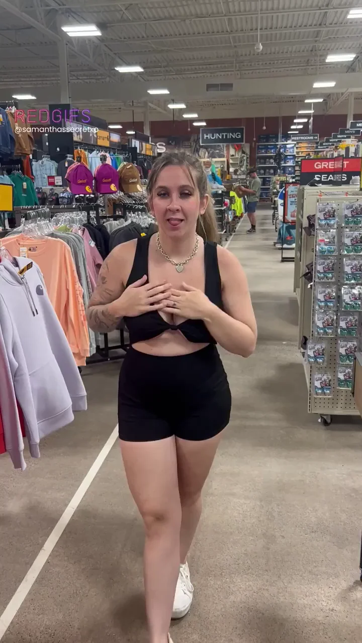 I love showing off in public... it makes me so horny