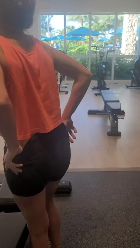 Flashing a pussy at the gym is even more risky